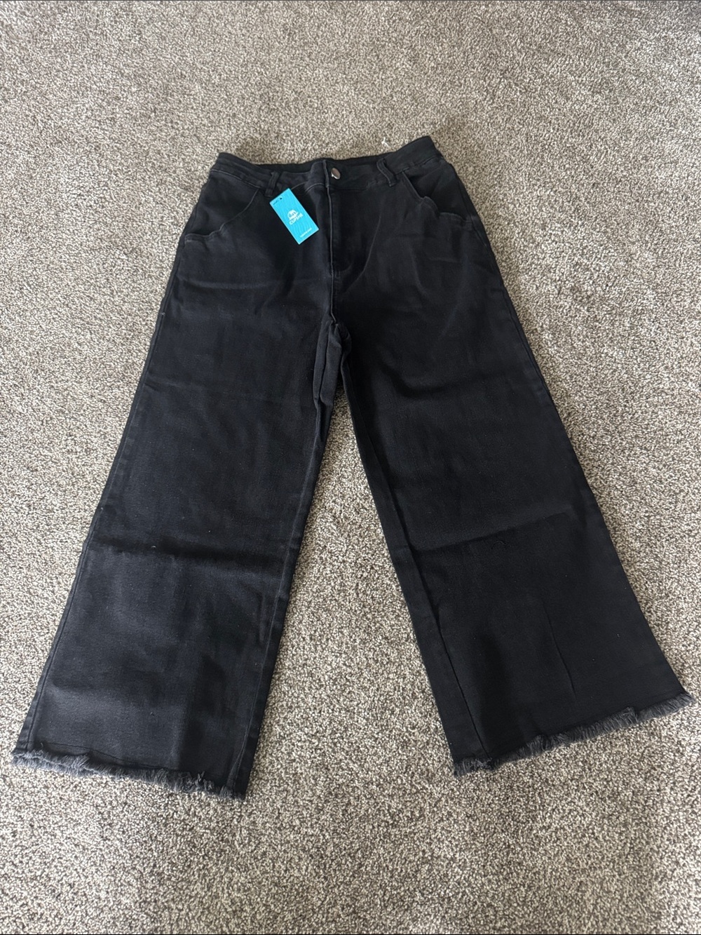 Cupshe Black Wide-Leg Ankle Jeans with Raw Hem